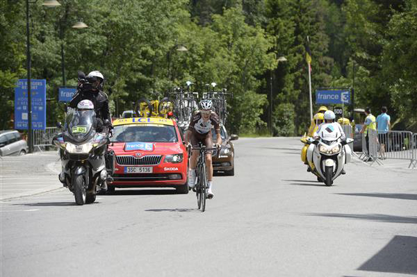 Romain Bardet climbs to Pra Loup